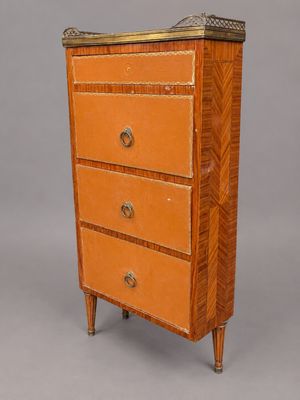 une vieille commode en bois avec trois tiroirs de chaque côté