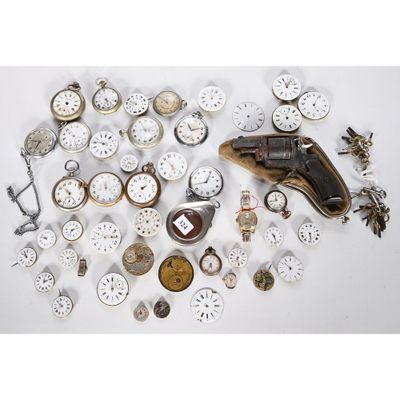 de nombreux types d'horloges et de montres sur la table