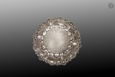 une image représentant une assiette en argent ornée d'un motif circulaire
