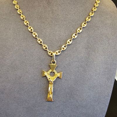 gros plan d'un collier sur un mannequin mannequin