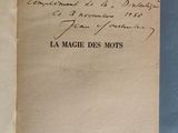 un livre ouvert avec une écriture dessus, posé sur une table