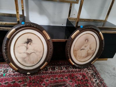 deux photos encadrées représentant un homme et une femme, posées sur un tapis