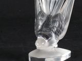 une sculpture en verre représentant un poisson, posée sur un socle