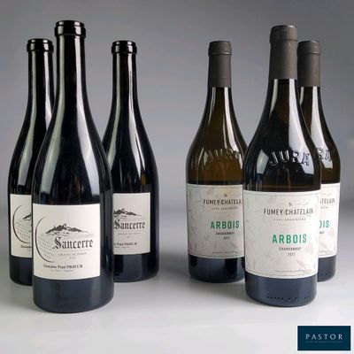 plusieurs bouteilles de vin sont alignées sur une table