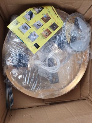 une boîte en carton contenant un certain nombre d'objets