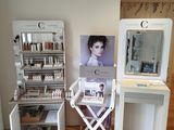 une photo d'un salon de beauté avec un fauteuil et un miroir