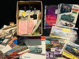 une boîte remplie de cartes postales et d'autres cartes postales posées sur une table