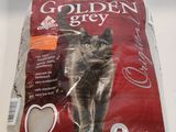 un sac de nourriture pour chat posé sur une table