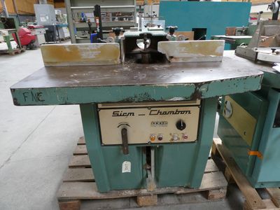 a machine that is sitting on a pallet in a warehouse