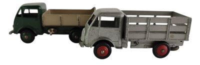 un camion miniature posé à côté d'un autre camion miniature