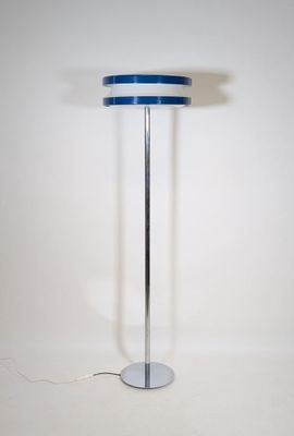 une photo d'une table bleue et blanche sur laquelle se trouve une lampe