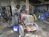 un tracteur garé dans un garage
