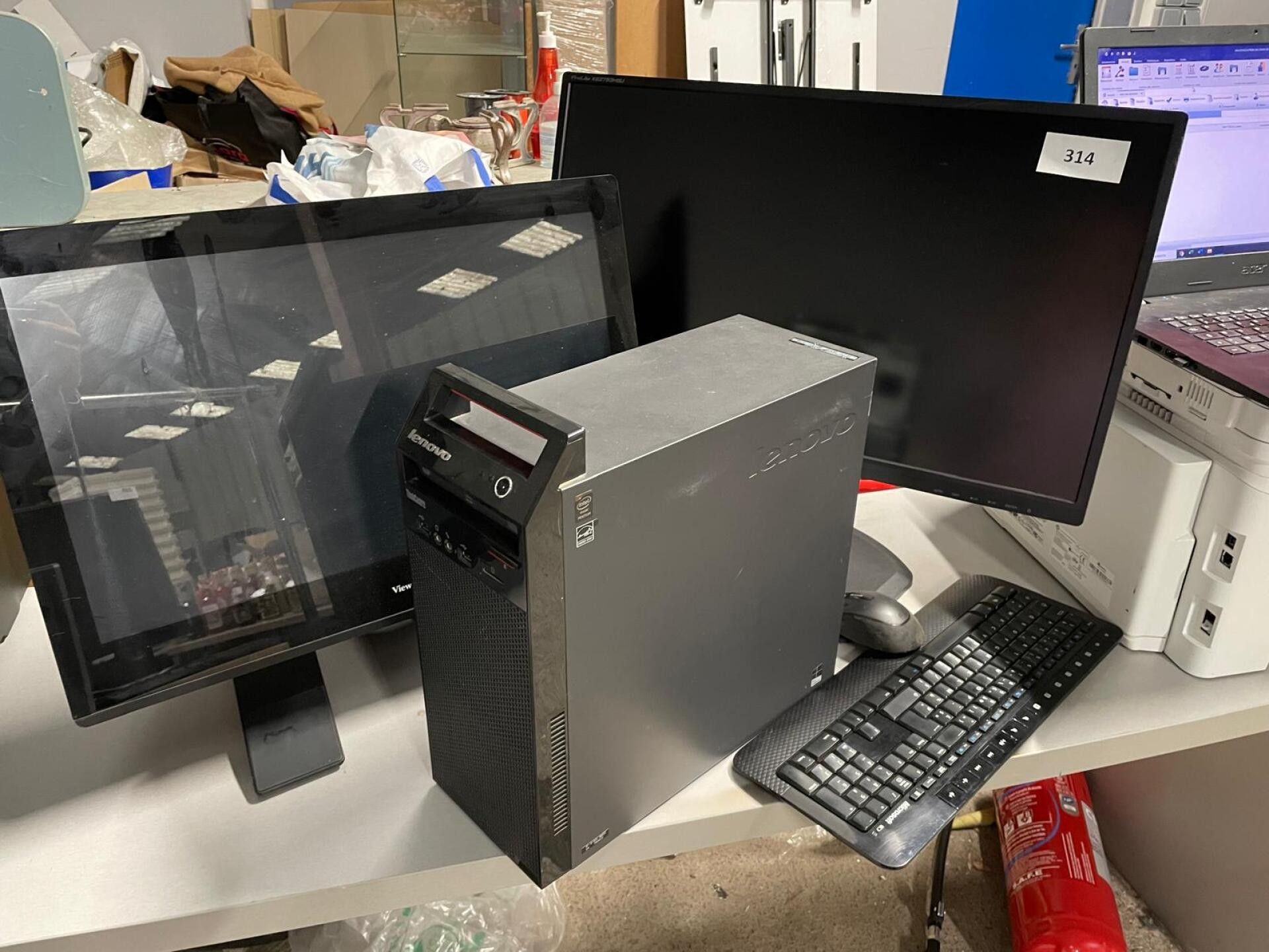 Un lot informatique comprenant un écran IIYAMA, un écran VIE…