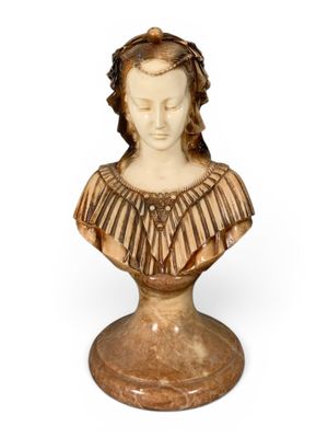 buste en marbre représentant une femme vêtue d'une robe à volants, sur fond blanc