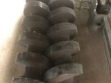 un tas de bêtises posées par terre à côté d'une machine