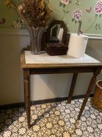 Petite coiffeuse en bois naturel, le dosseret sculpté de ros…