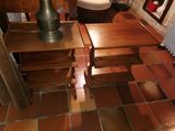 une lampe posée sur une table dans une pièce