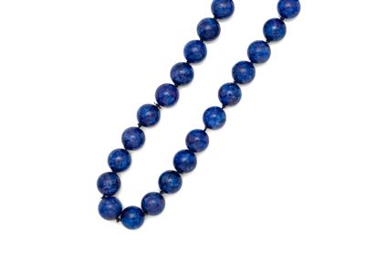 un gros plan d'un collier de perles bleues sur fond blanc