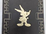 un vieux livre sur lequel figure une image de Mickey Mouse