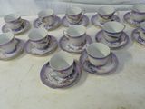beaucoup de tasses et de soucoupes sur une table