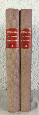 deux livres posés sur une table