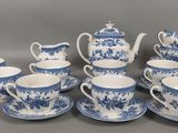 service à thé en porcelaine bleue et blanche, avec tasses et soucoupes assorties
