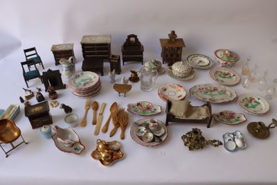 une table sur laquelle sont posés de nombreux objets anciens