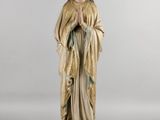 une statue représentant une femme coiffée d'une couronne