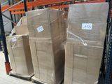 Les cartons sont empilés sur des palettes dans un entrepôt et sont munis d'une étiquette de prix.