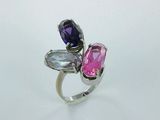une bague en argent ornée de trois pierres de couleurs différentes