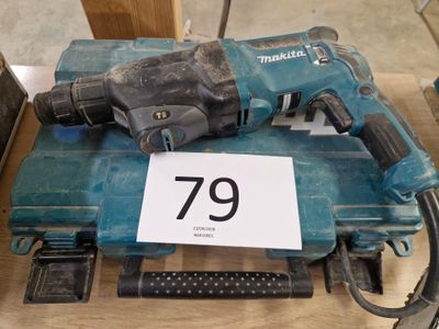 une perceuse bleue portant un numéro, posée sur une table