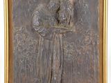 une image représentant une plaque en bronze sur laquelle figure un homme tenant un oiseau