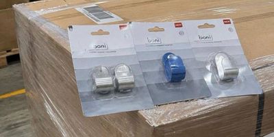 trois colis posés sur une palette dans un entrepôt