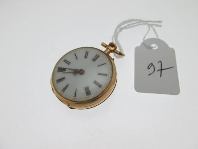 une petite montre de poche en or à laquelle est attachée une étiquette de prix
