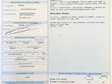 un document sur lequel figure un code-barres, posé sur une table
