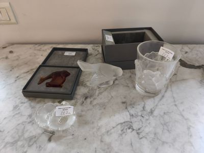 une table en marbre sur laquelle se trouvent deux verres et une boîte