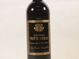 une bouteille de vin posée sur une table