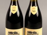 deux bouteilles de vin rouge posées l'une à côté de l'autre sur une table