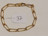 gros plan d'une chaîne de bracelets portant une étiquette de prix