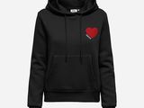 un sweat à capuche noir avec un cœur rouge sur la poitrine