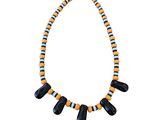 un gros plan sur un collier composé de perles noires et orange