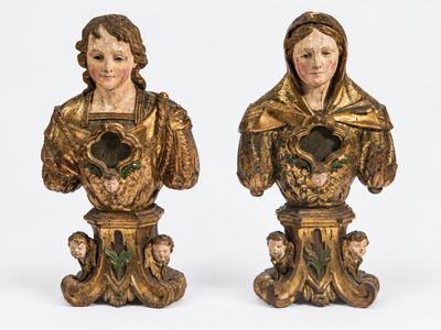 paire de figurines anciennes en bronze représentant une femme tenant un cœur
