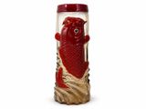 un vase rouge contenant un poisson, sur fond blanc