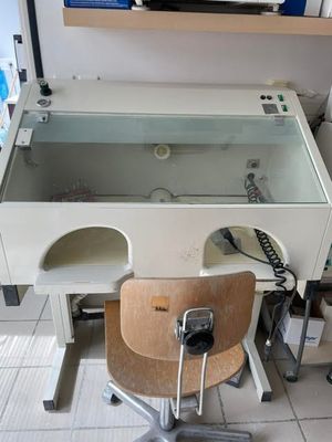 un bureau avec un miroir et une chaise dans la pièce