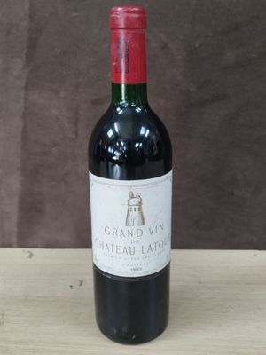 une bouteille de vin posée sur une table