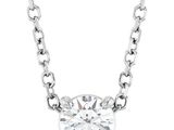 un gros plan d'un collier de diamants monté sur une chaîne