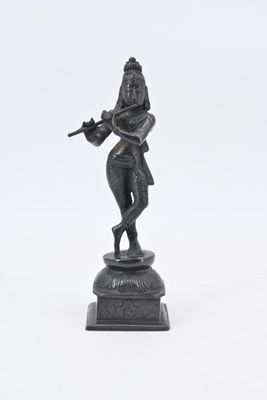statue d'une femme jouant de la flûte sur fond blanc