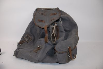 un sac posé sur une table à côté d'une paire de chaussures