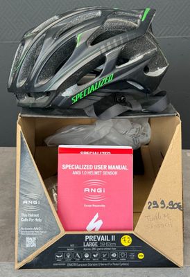 une boîte sur laquelle est posé un casque de vélo