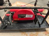 une machine rouge posée sur une table